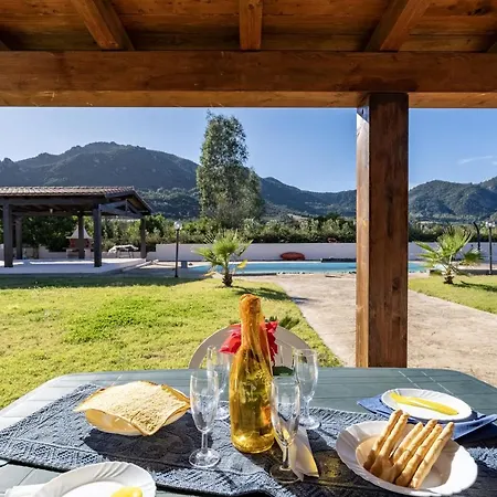 Βίλα Vacanze Is Carcuris Osini